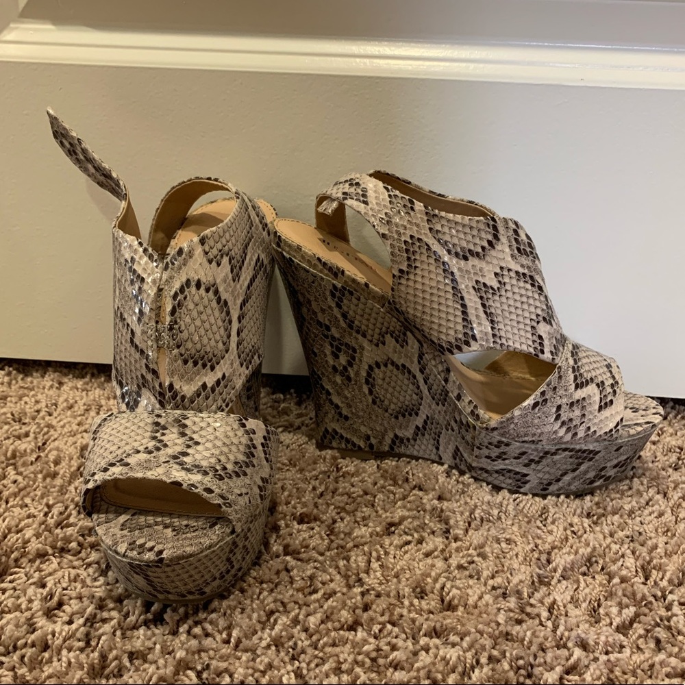 NWOT JustFab Snake print wedges size 8,5